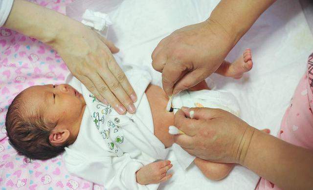 新生儿脐带护理干货知识 妈妈提前学习，护理时就不容易做错了